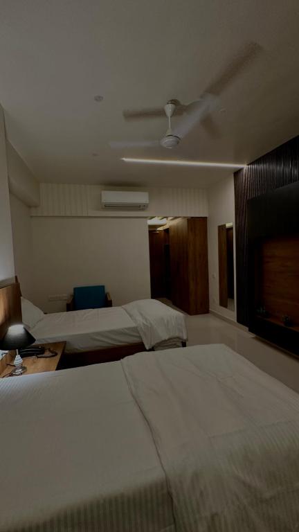 Postel nebo postele na pokoji v ubytování DrizzleDrop Inn Chennai