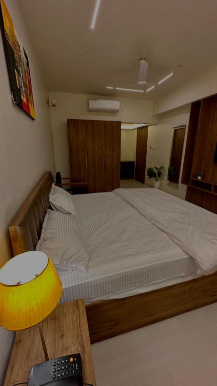 Postel nebo postele na pokoji v ubytování DrizzleDrop Inn Chennai