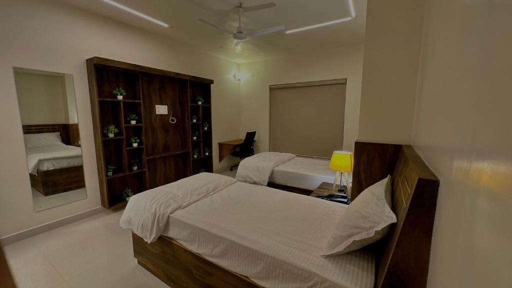 Postel nebo postele na pokoji v ubytování DrizzleDrop Inn Chennai