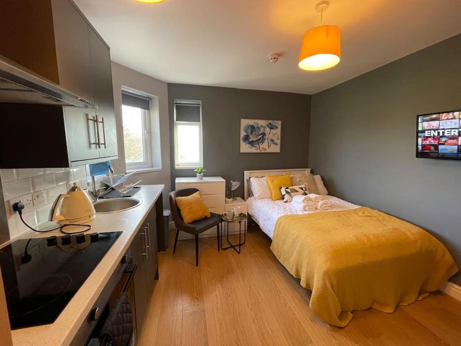 Ένα ή περισσότερα κρεβάτια σε δωμάτιο στο 4- Lovely 1-bedroom serviced apartment West Midlands