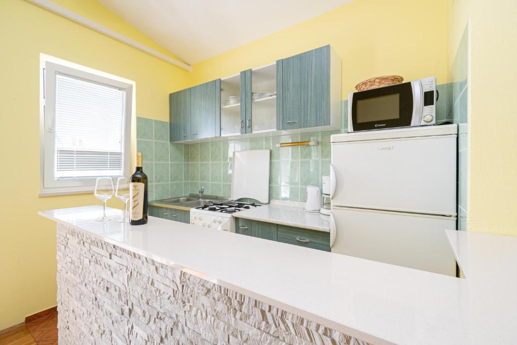 Kuchyň nebo kuchyňský kout v ubytování Apartments with parking spaces Novalja, Pag - 4128