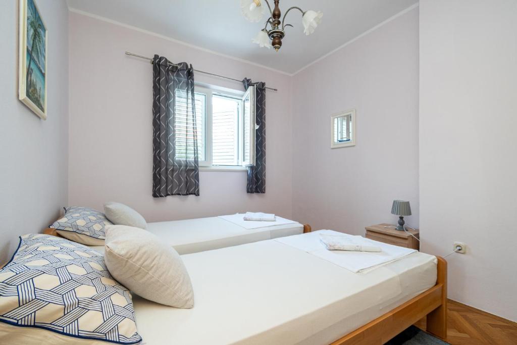 Postel nebo postele na pokoji v ubytování Apartments with parking spaces Novalja, Pag - 4128