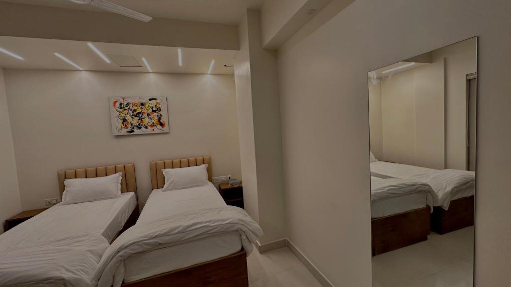 Postel nebo postele na pokoji v ubytování DrizzleDrop Inn Chennai
