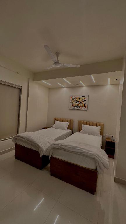 Postel nebo postele na pokoji v ubytování DrizzleDrop Inn Chennai