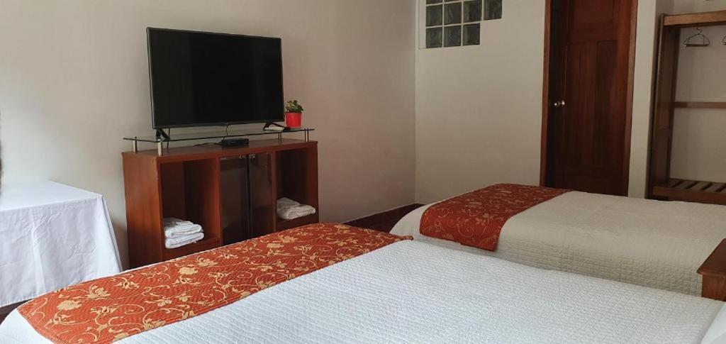 TV a/nebo společenská místnost v ubytování Hotel Romero Machupicchu