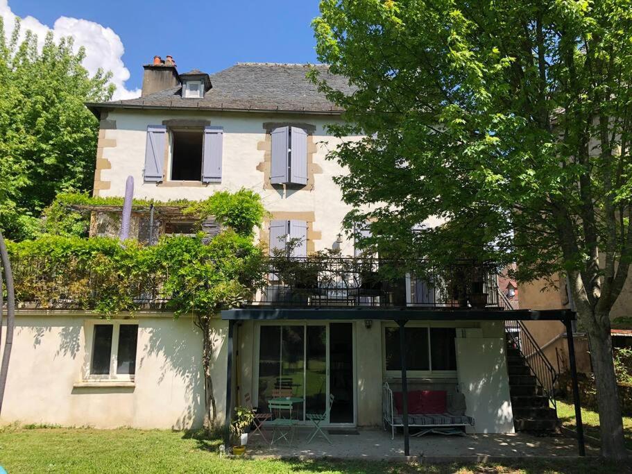 Cette grande maison dispose d'un balcon. dans l'établissement Agréable maison de village avec jardin., à Beaulieu-sur-Dordogne