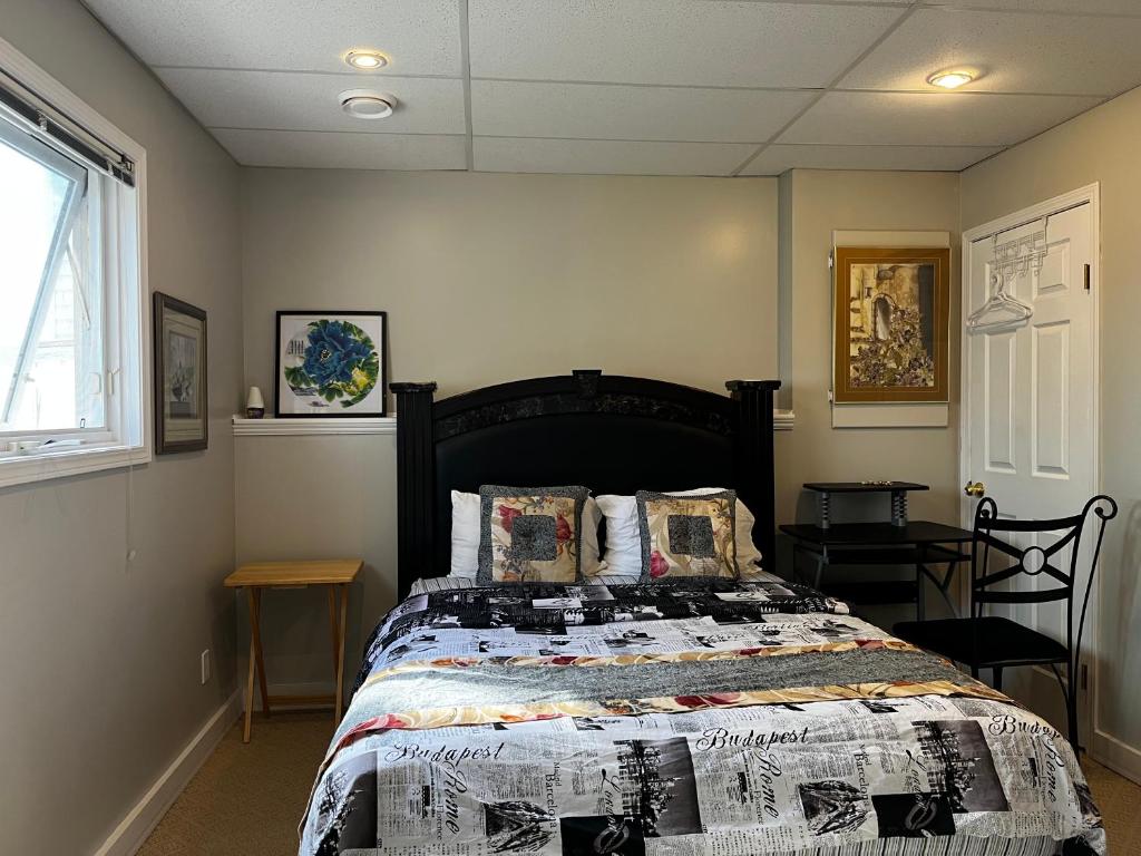 sypialnia z łóżkiem, stołem i oknem w obiekcie citadel cozy quilt private bedroom w mieście Calgary