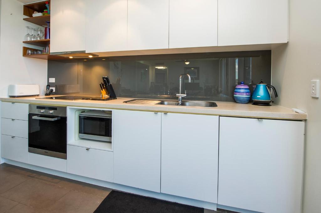 Kuchyň nebo kuchyňský kout v ubytování Panoramic Ocean Views 2 bed/2 bath Unit, Nelly Bay