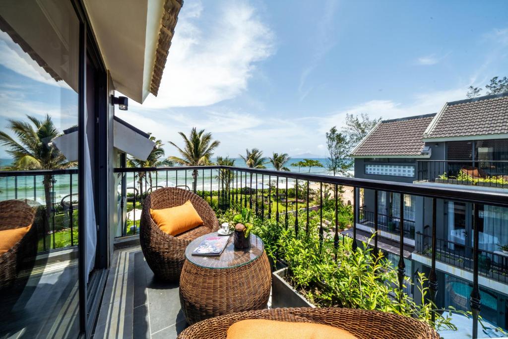 balcone con tavolo e sedie in vimini di Sea’lavie Boutique Resort & Spa a Hoi An