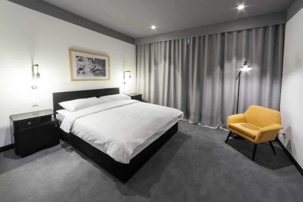 Łóżko lub łóżka w pokoju w obiekcie The Loop Hotel