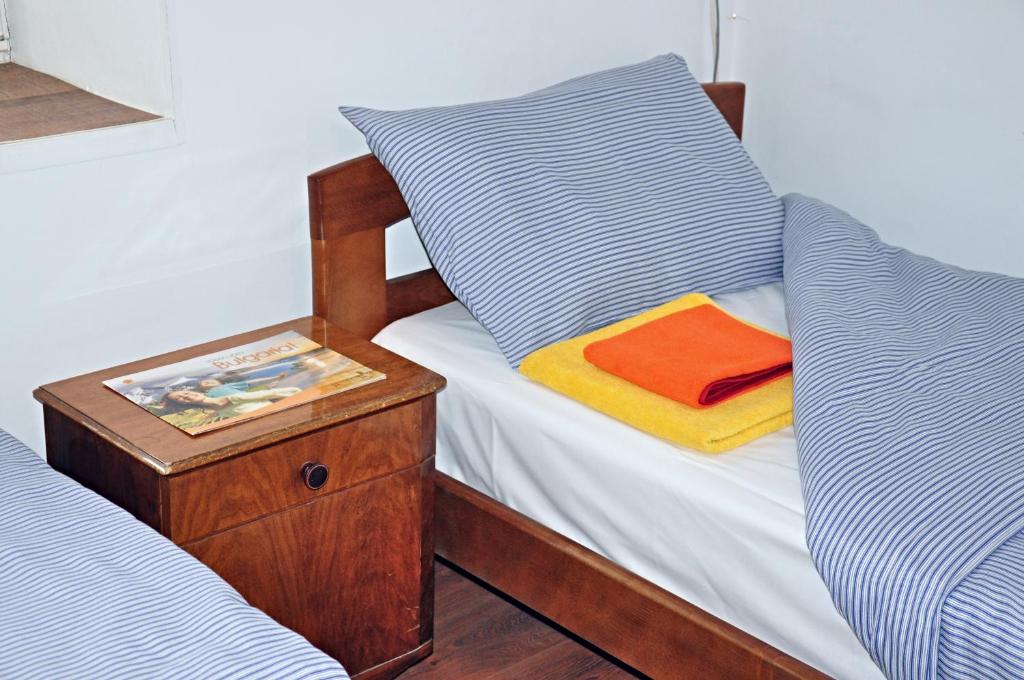 uma cama com uma almofada com uma mesa de cabeceira em Ayki - historic centre apartment em Sófia