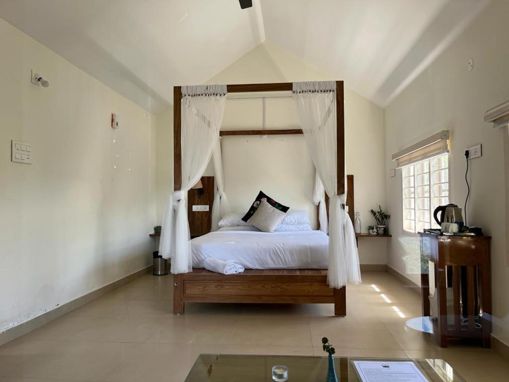 Un pat sau paturi într-o cameră la Munnar Alkaline Villa