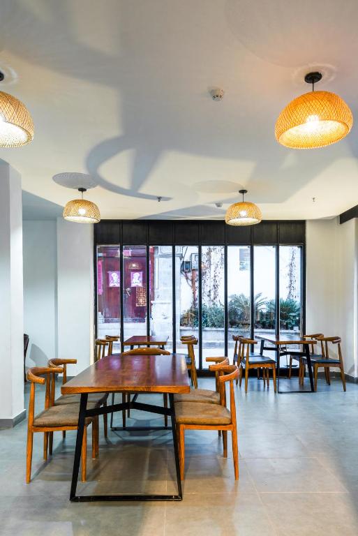 丽江格麦尔精品度假酒店餐厅或其他用餐的地方
