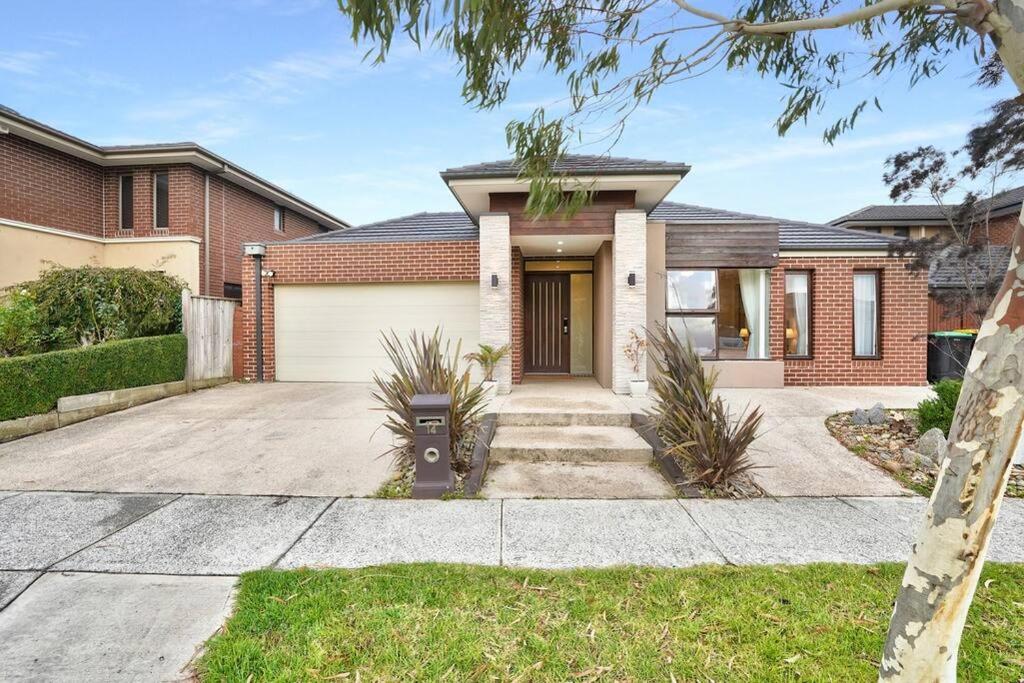 Prized Keysborough 5 bedroom Family Home*, Keysborough (tarifs