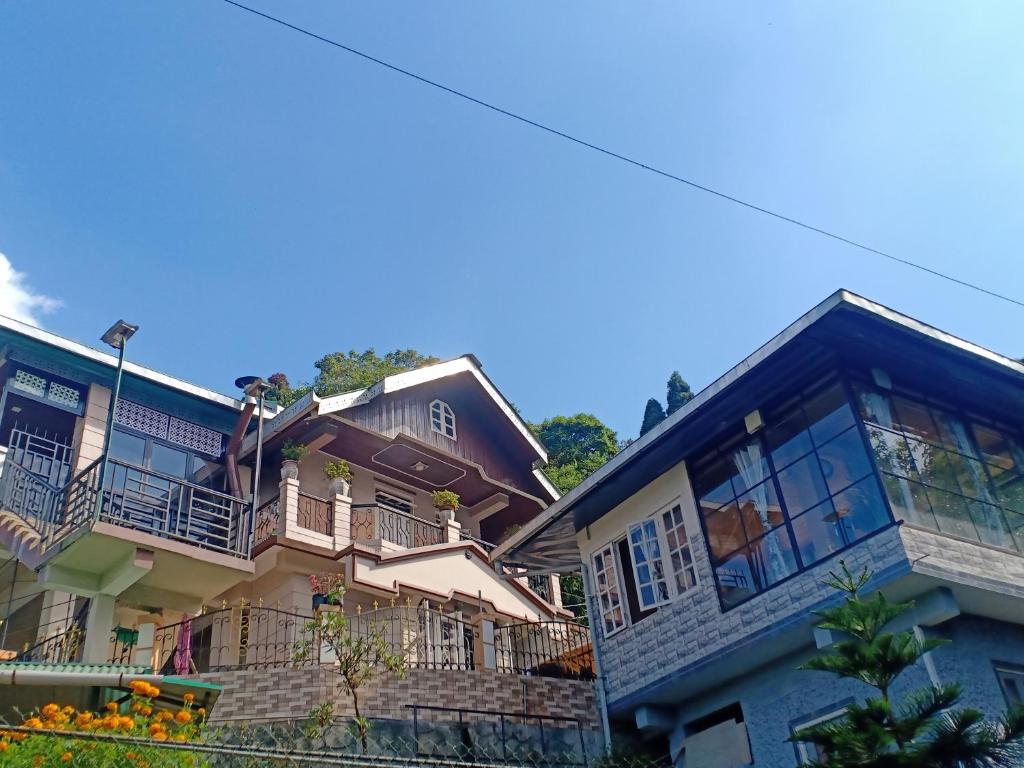 大吉嶺的住宿－Pinewood Homestay，排排房子,上面有阳台