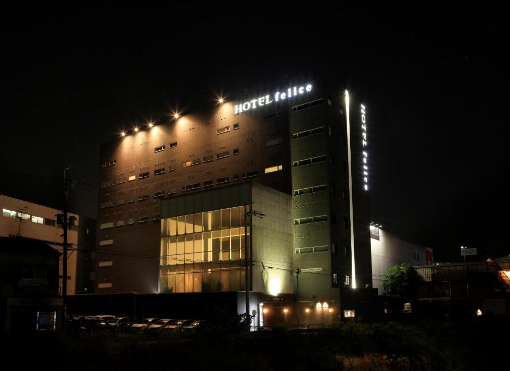 豊中市にあるHOTEL feliceの夜間の灯り付きの建物