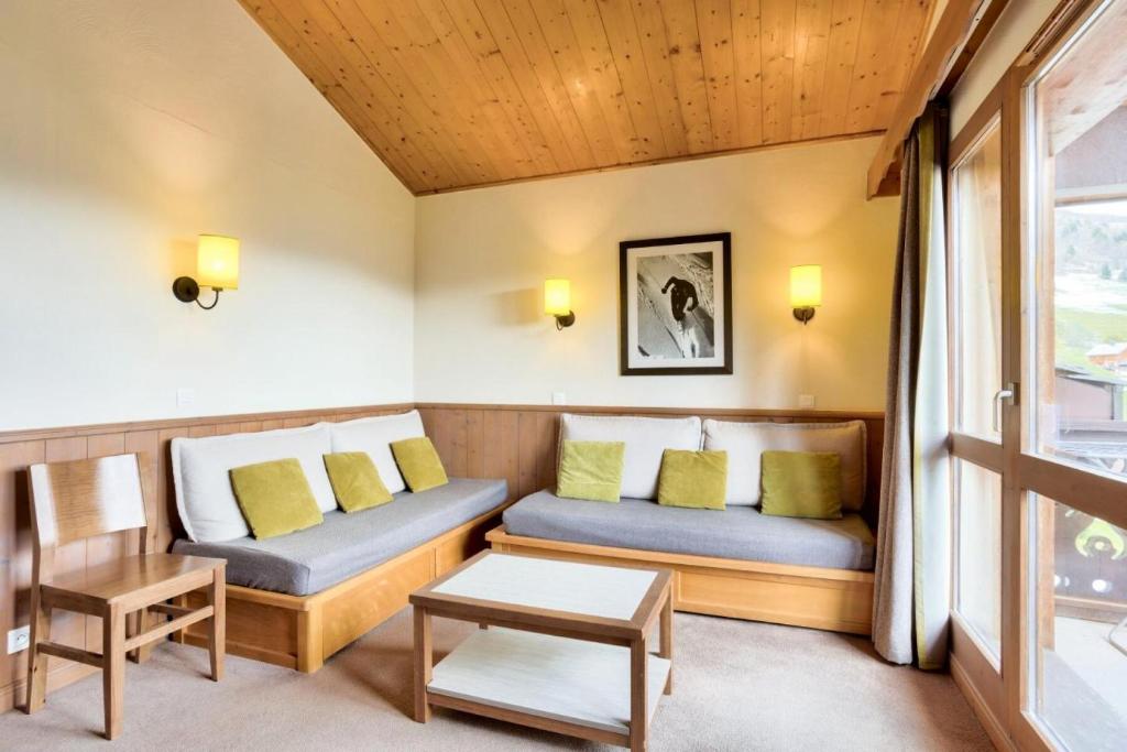 2 camas en una habitación con ventana en Quartier La Forêt - maeva Home - Appartement 3 pièces 7 personnes - Presti 024, en Valmorel