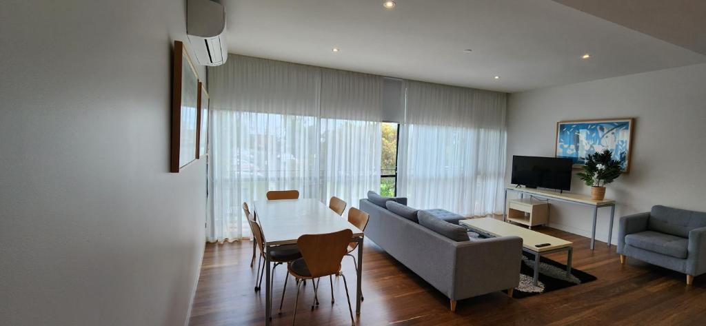 TV a/nebo společenská místnost v ubytování Phillip Island Apartments