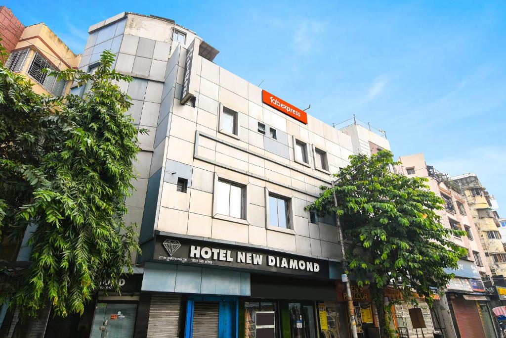 a hotel new dharmaihad building in a city at FabExpress New Diamond in Kolkata