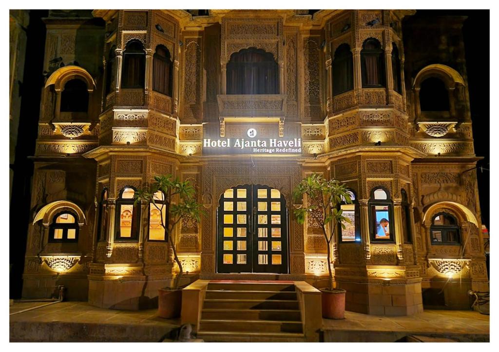 een gebouw met een bord aan de voorkant bij Hotel Ajanta Haveli in Jaisalmer