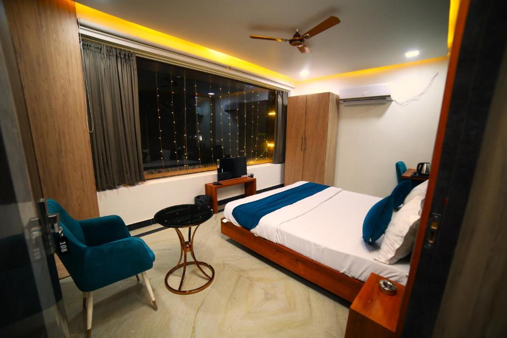 1 dormitorio con 1 cama, 1 silla y 1 ventana en ROYAL PALACE, en Bhiwāni