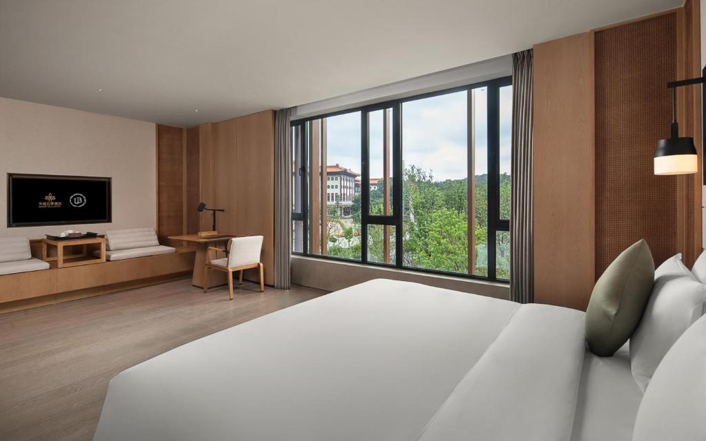 Grand WUJI Hotel, in The Unbound Collection by Hyattにあるベッド