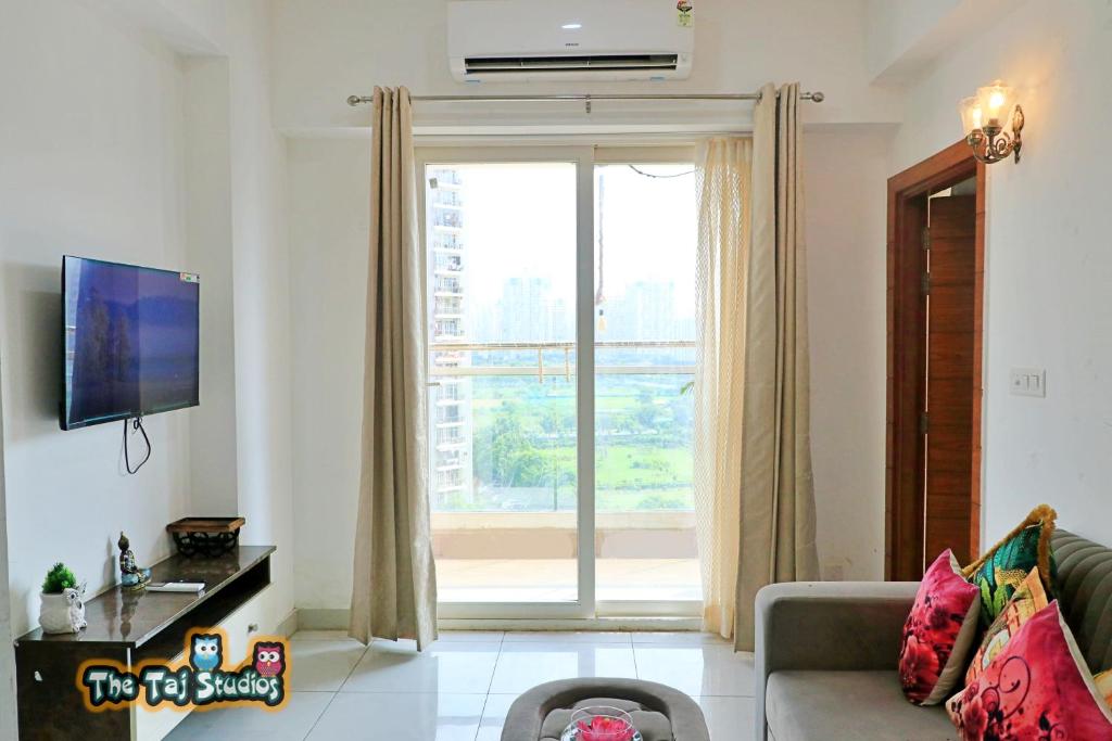 Televisyen dan/atau pusat hiburan di The Taj Studios-2Bhk Flat in North Eye Stay with Friend & Family