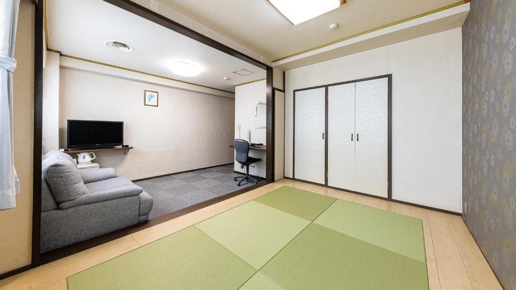 TV a/nebo společenská místnost v ubytování Tabist Hotel New Washington Shibuya