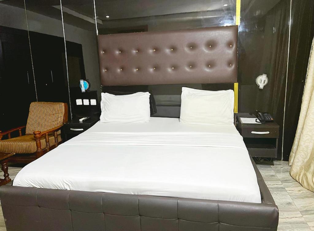 Postel nebo postele na pokoji v ubytování Grey Residence