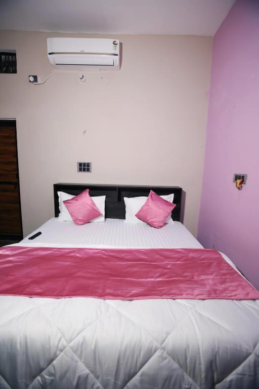 Postel nebo postele na pokoji v ubytování Signature Inn Orchha