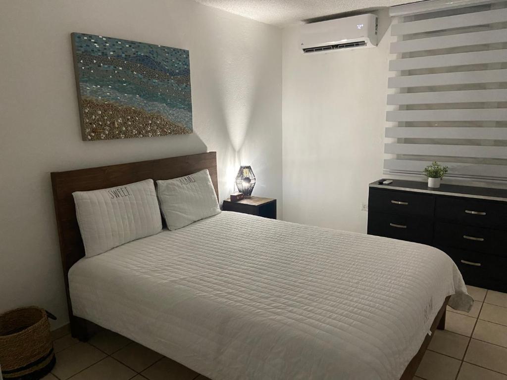 - une chambre avec un lit et une peinture murale dans l'établissement cozy private apartment near sju airport, à Carolina