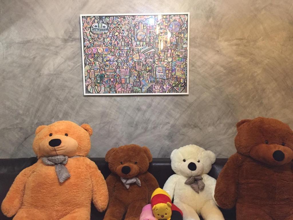 un grupo de osos de peluche sentados uno al lado del otro en Sea Skyline family, en Sattahip
