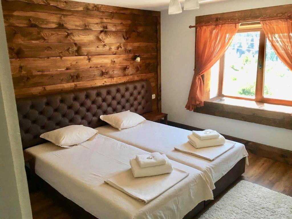 um quarto com uma cama com duas toalhas em Къща за гости Виевци em Vievo
