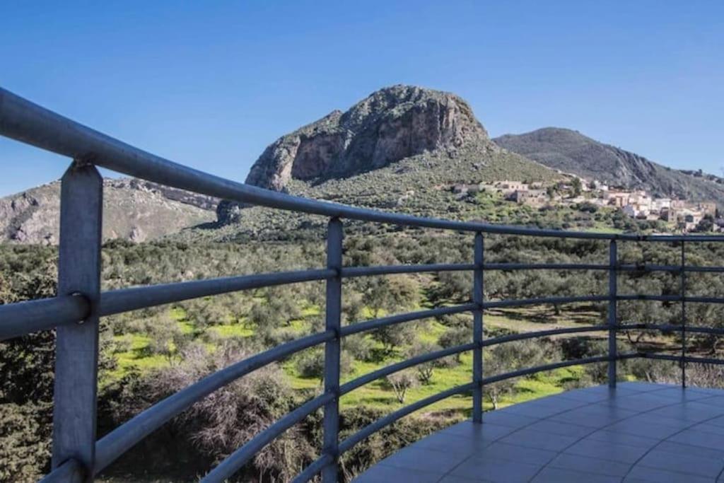 uma varanda com vista para uma montanha em Rokka Pyrgos Amazing View - Maistros em Falelianá