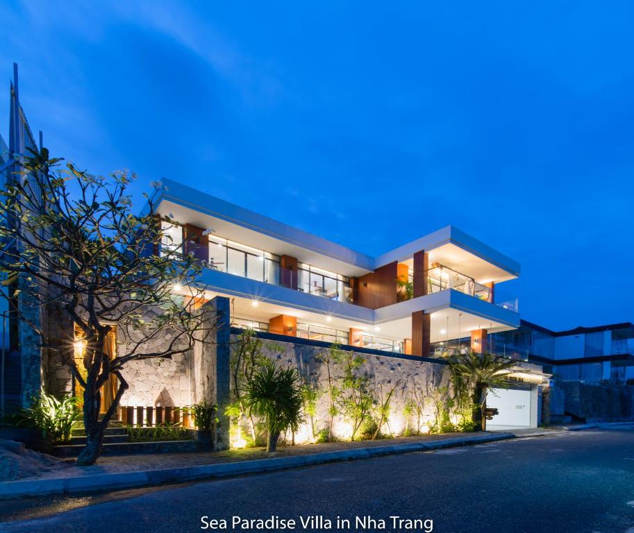 duży dom z światłami po stronie ulicy w obiekcie Promotion Early Booker, Sea Paradise Villa 6 Bedrooms, Infinity Pool, Karaoke, Sauna & BBQ w mieście Nha Trang