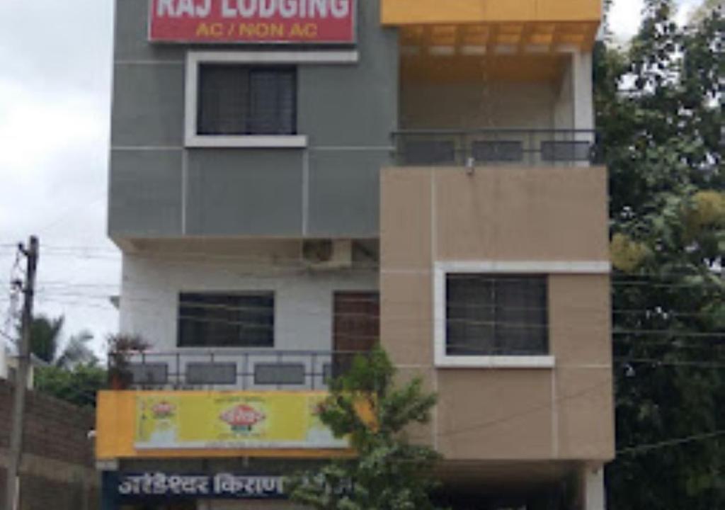 um edifício com um sinal na lateral em Raj Lodging Satara em Satara