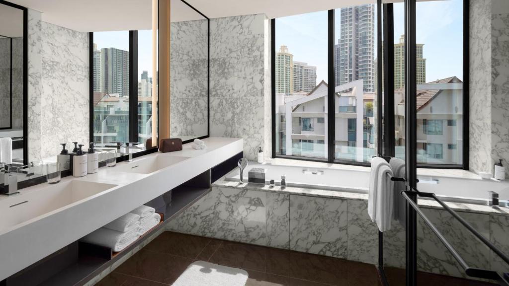 Phòng tắm tại InterContinental Singapore Robertson Quay by IHG