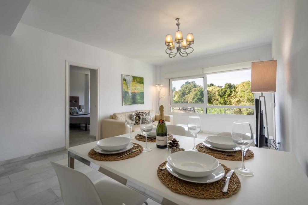 cocina y comedor con mesa y sillas en Beach Front apartment in Puerto Banus en Marbella