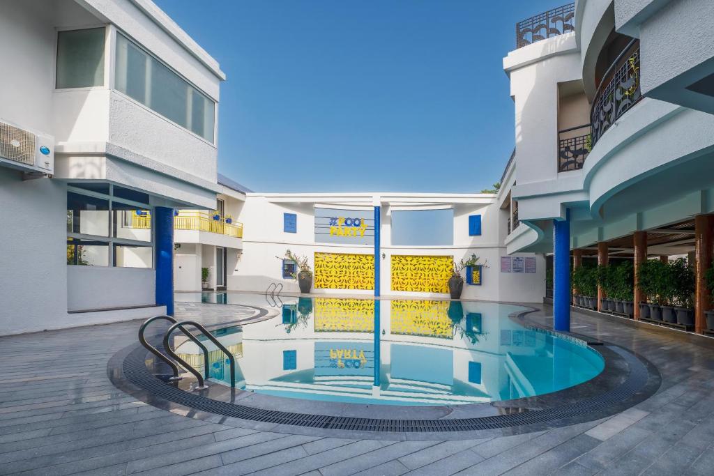 Bazén v ubytování Roadies Rostel - Best Adventure Resort in Ahmedabad nebo v jeho okolí
