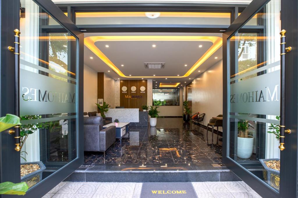 Blick auf die Lobby eines Ladens mit Glastüren in der Unterkunft Maihomes Hotel Vĩnh Yên Vĩnh Phúc in Yen