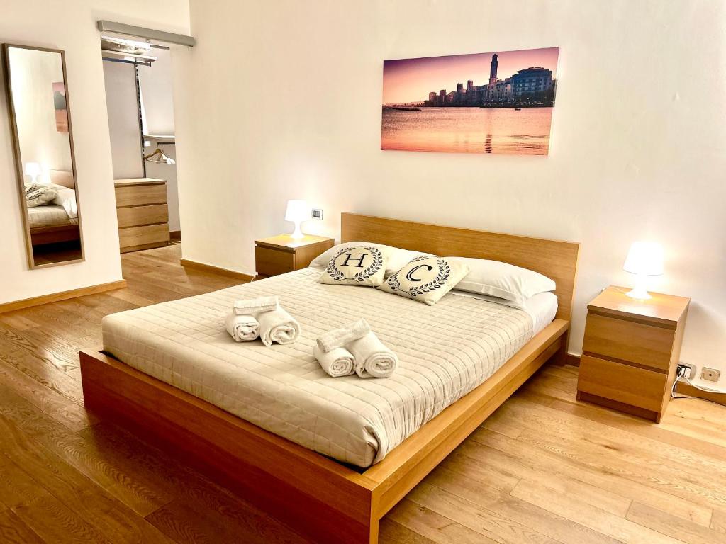 una camera da letto con un letto con tre cuscini sopra di HomeClass a Bari