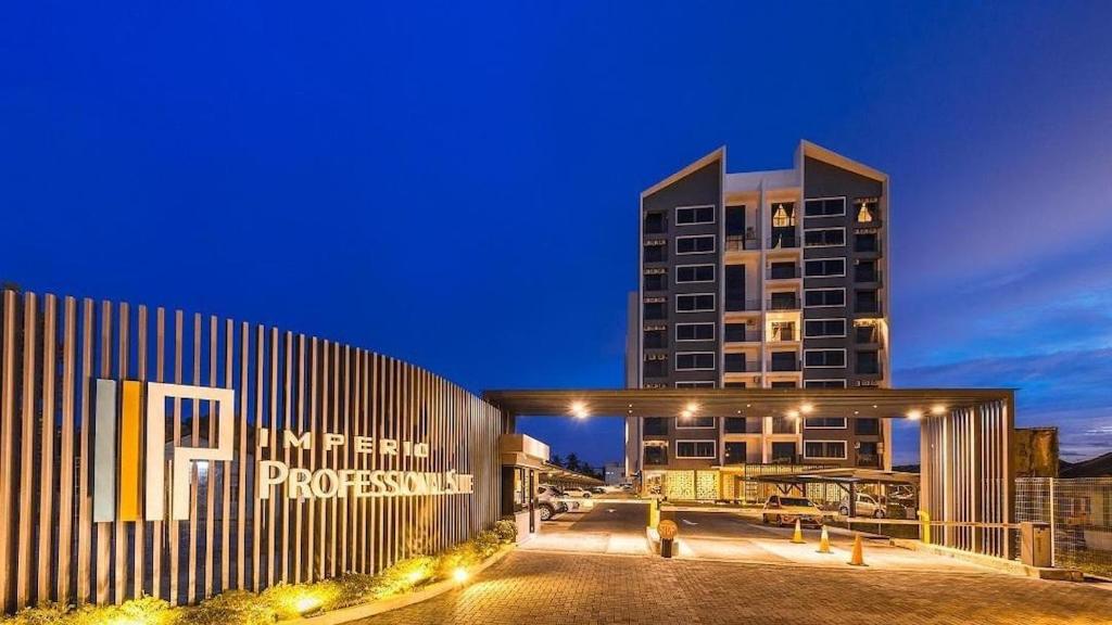 Imperio Professional Studio by AFINI في ألور سيتار: مبنى مع علامة على جانبه