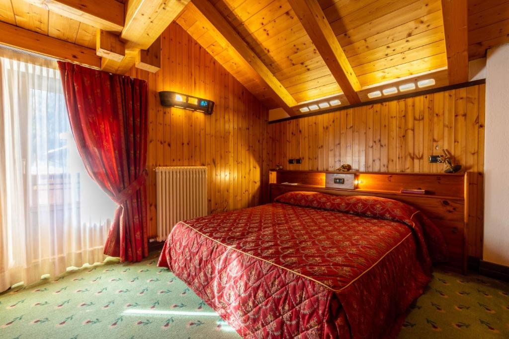 Postel nebo postele na pokoji v ubytování Hotel Bouton D'Or - Cogne