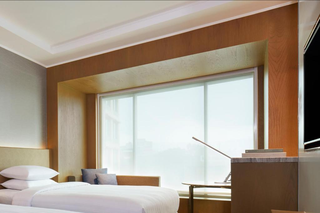 Postel nebo postele na pokoji v ubytování Courtyard by Marriott Bandung Dago