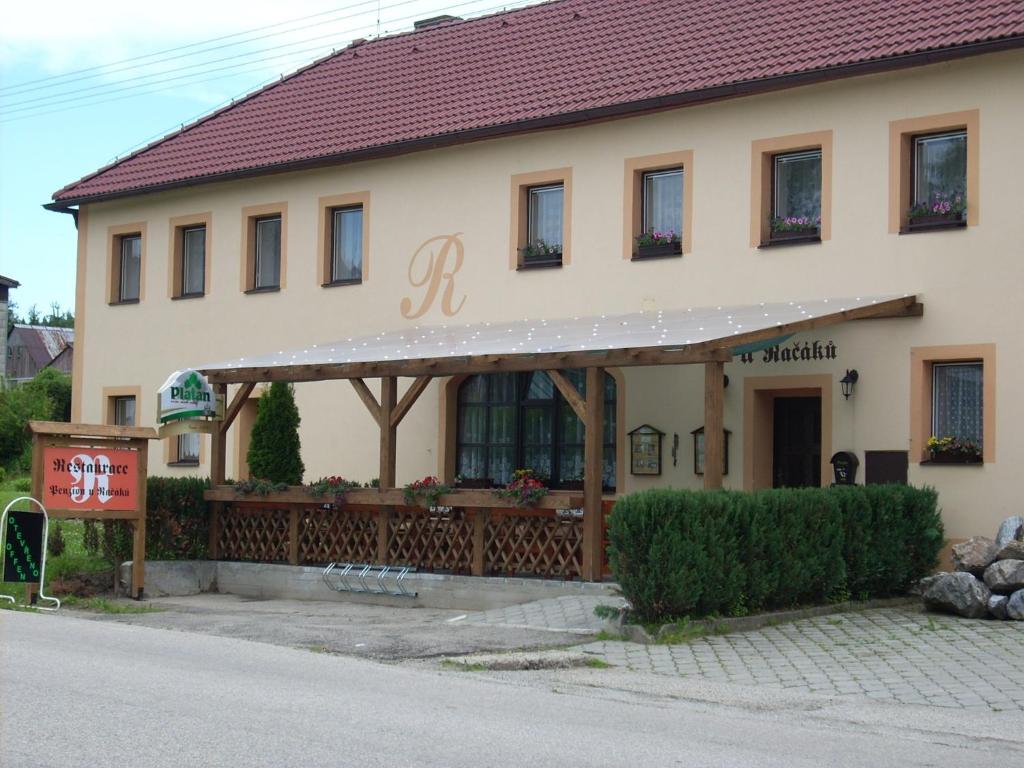 ein Gebäude mit einem Schild davor in der Unterkunft Penzion U Račáku in Frymburk