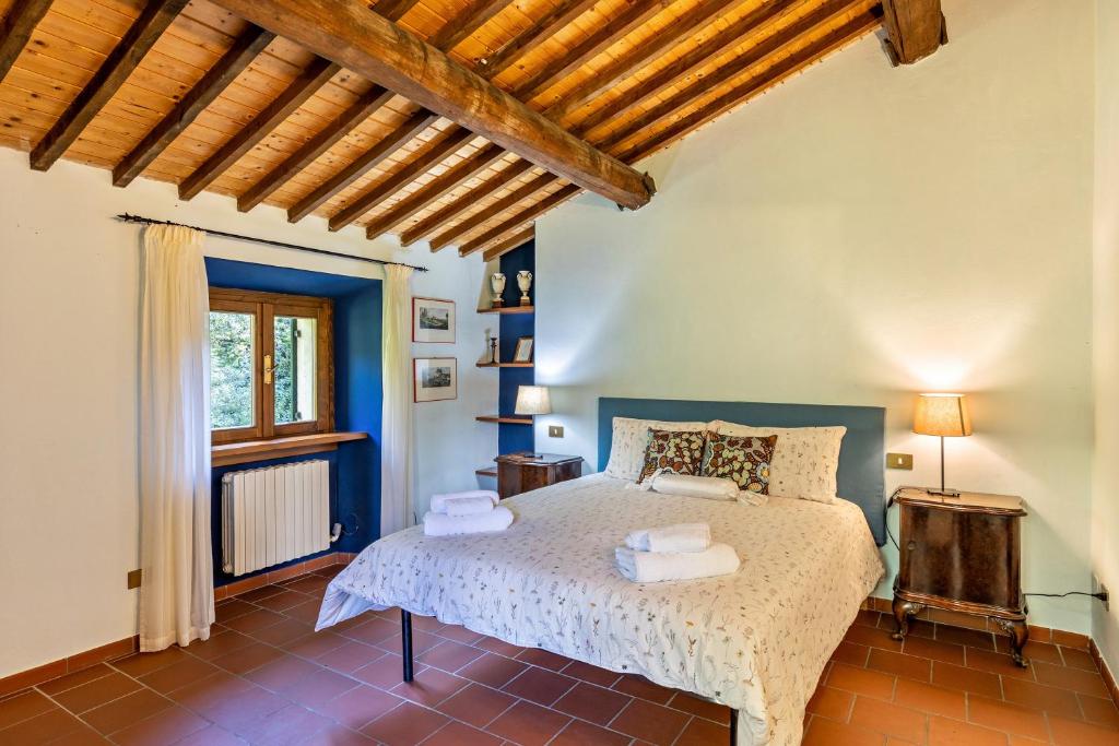 Casa Rossa Vendri في فيرونا: غرفة نوم بسرير كبير في غرفة
