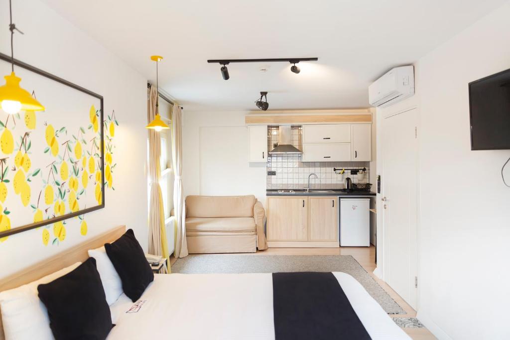 A kitchen or kitchenette at Ada Apart Otel