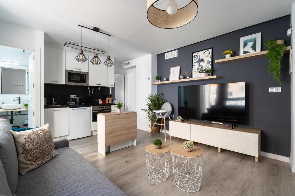 sala de estar con sofá y cocina en Apartamento Manola con terraza junto al Corte Inglés, en Albacete