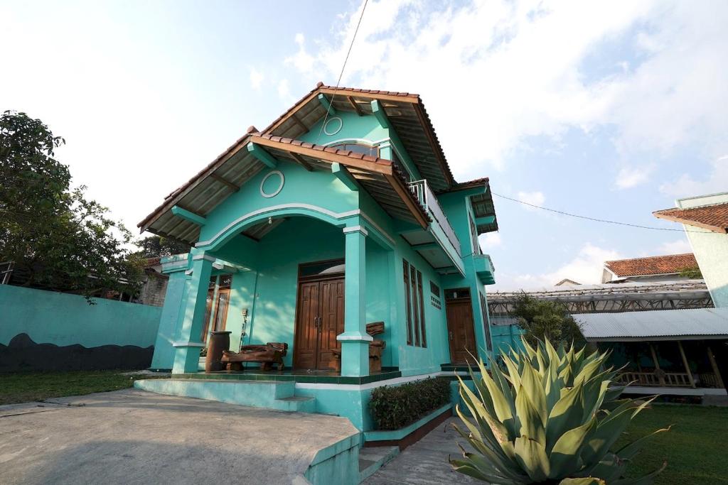 a small blue house with a roof at OYO 93248 Villa Syariah Astuti Lestari in Bandung