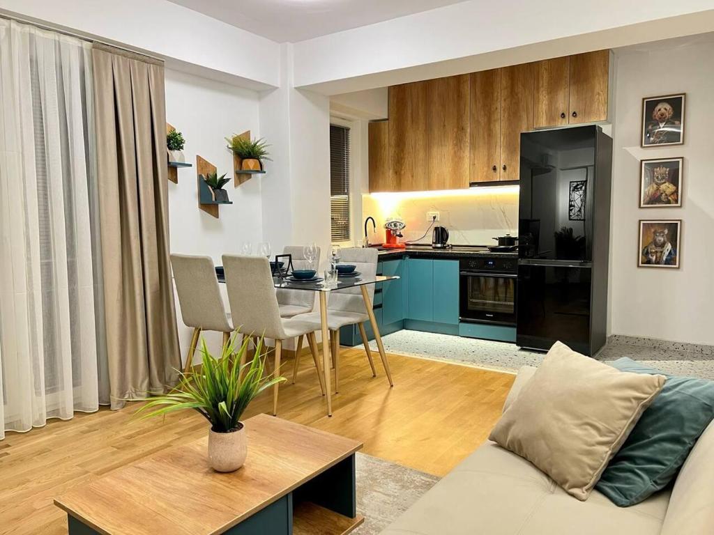 ein Wohnzimmer und eine Küche mit einem Sofa und einem Tisch in der Unterkunft Corner penthouse apartment in the centar of Skopje in Skopje